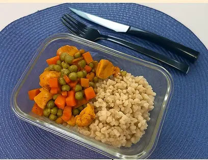 Bord met kip, wortel, erwten en voedingswaarden